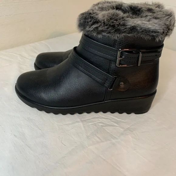 Short Fur Cuffed Black Boots.  Size 7.  **NEW** - Picture 2 of 11